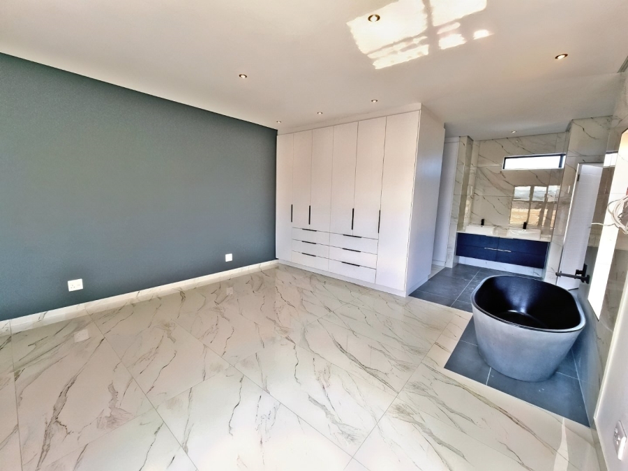 5 Bedroom Property for Sale in Parklands North Western Cape